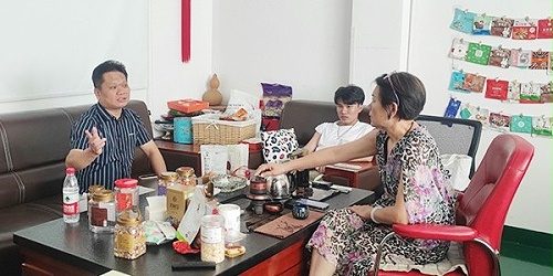 东莞李总在7月10号光临速盈娱乐了解坚果贴牌