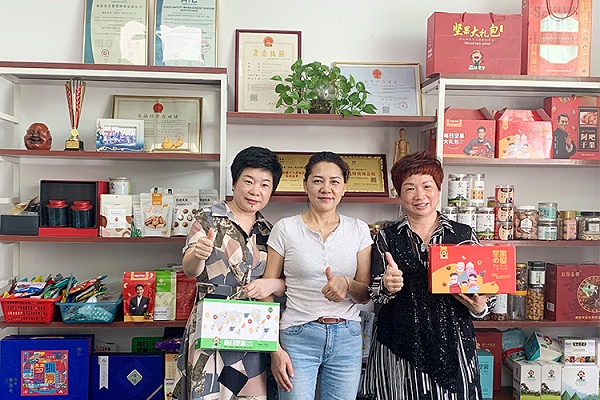 梁丰农产品罗总来公司洽淡