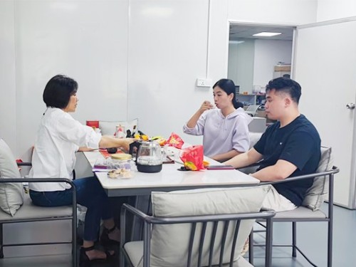 焦点娱乐坚果代工厂与徐总洽谈坚果代加工