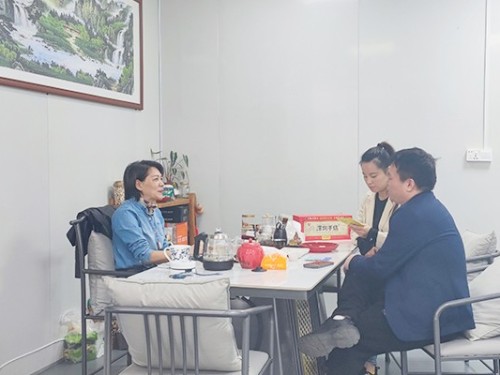 合作共赢，共筑年味 速盈娱乐坚果代工厂与东莞李总洽谈年货礼盒定制