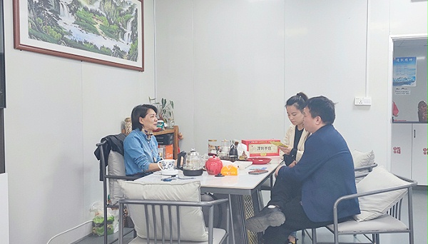 速盈娱乐坚果代工厂与李总洽淡坚果礼盒定制