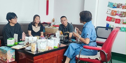 速盈娱乐坚果加工厂与刘总洽淡坚果礼盒代工