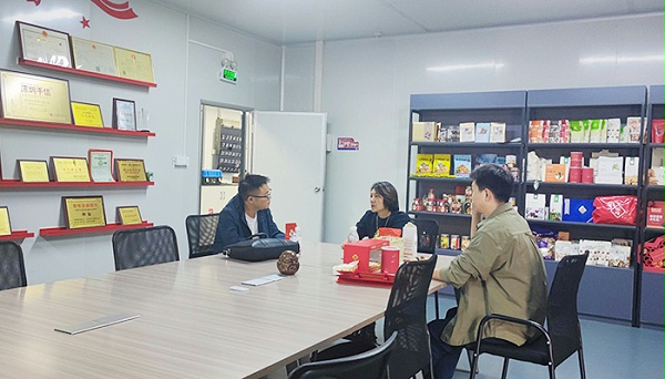 速盈娱乐坚果代工厂与石总洽淡坚果礼盒定制