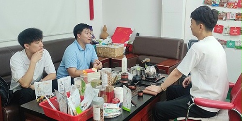 东莞邹总光临速盈娱乐了解坚果代工项目