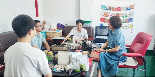 速盈娱乐坚果加工厂与汉记食品苏总洽谈坚果礼盒定制