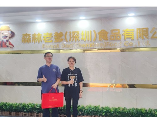 速盈娱乐坚果厂杨总与袁总洽谈中秋礼盒定制