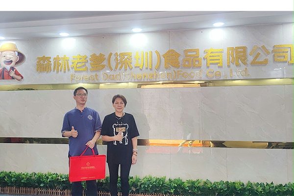 速盈娱乐坚果厂杨总与袁总洽谈中秋礼盒定制