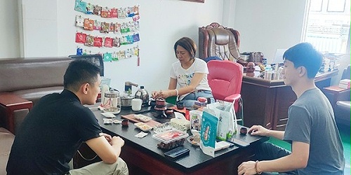 速盈娱乐坚果加工厂与东莞苏总洽淡干果贴牌代加工