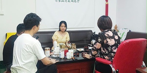 速盈娱乐坚果加工厂跟东莞陈总一行人洽谈每日坚果代加工