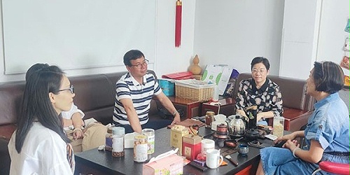 速盈娱乐坚果加工厂 跟东莞谢总一行人洽谈腰果代加工