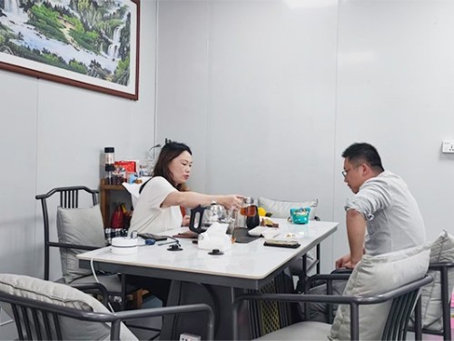 从供应链到价值链：速盈娱乐与东莞谢总的定制化破局洽谈