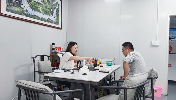 速盈娱乐坚果代工厂与谢总洽淡坚果年货礼盒定制