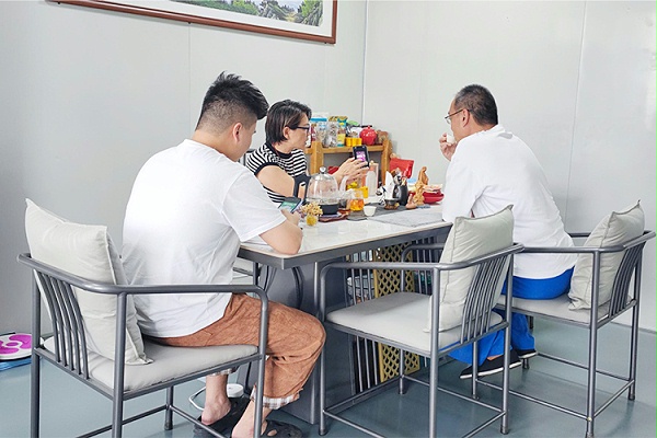 速盈娱乐坚果代工厂与东莞翁总洽淡坚果代工
