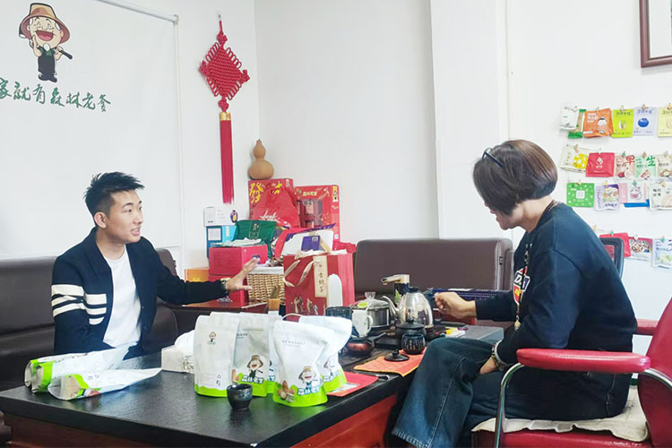 速盈娱乐坚果加工厂与邓总洽谈坚果加工
