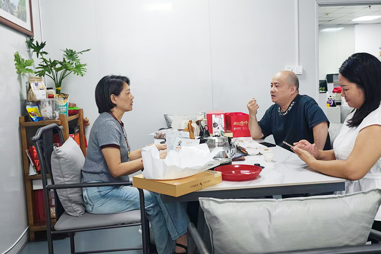 强强联手，共创佳礼：东莞刘总与速盈娱乐杨总洽谈坚果年货礼盒定制