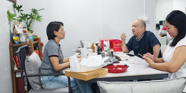 强强联手，共创佳礼：东莞刘总与速盈娱乐杨总洽谈坚果年货礼盒定制