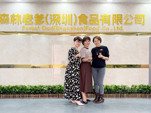 近日郑总和洪总光临“速盈娱乐”进行坚果团购定制的治谈