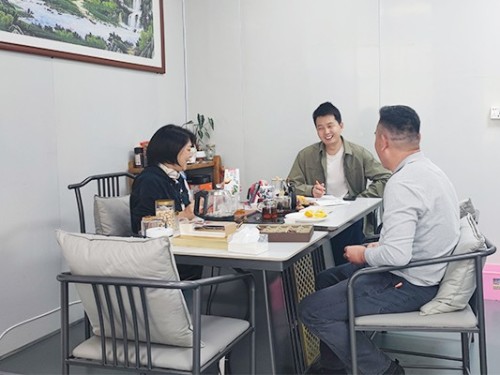 速盈娱乐坚果代工厂与东莞杨总洽淡坚果批发定制