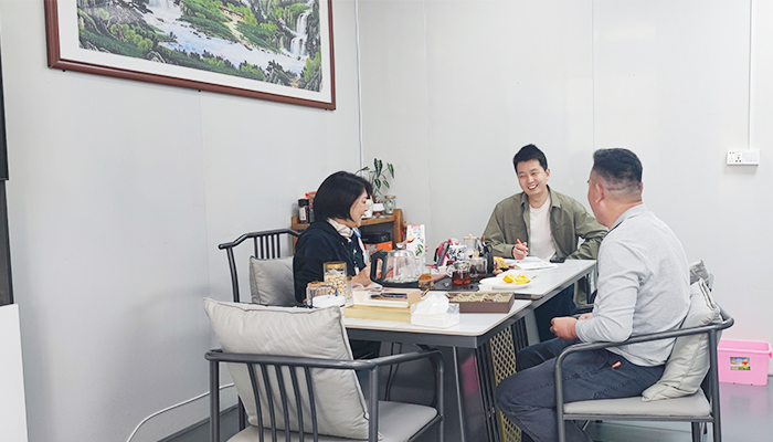 速盈娱乐坚果代工厂与杨总洽淡坚果礼盒定制