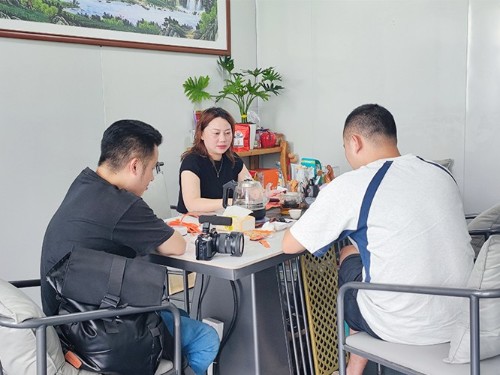 速盈娱乐坚果代工厂与张总洽淡坚果礼盒定制
