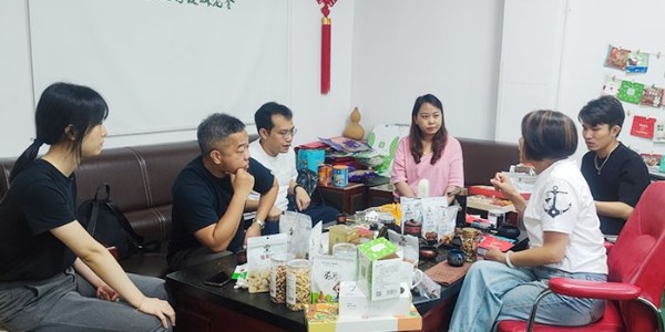 速盈娱乐坚果加工厂 跟珠海易总一行人洽谈坚果代加工