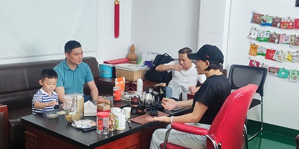速盈娱乐坚果加工厂 跟周总一行人洽谈坚果代加工