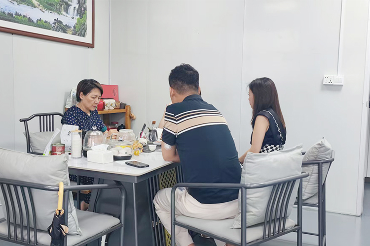 东莞杨总光临速盈娱乐洽谈坚果定制合作，共探健康零食新未来