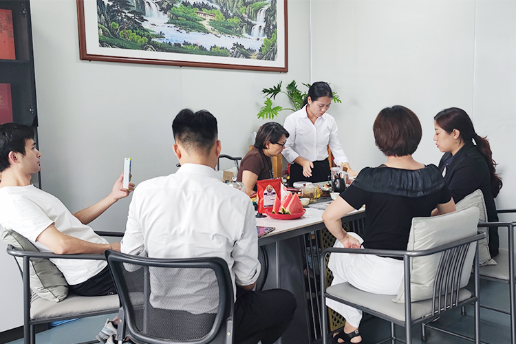 速盈娱乐坚果代工厂志郑总洽谈中秋礼盒定制