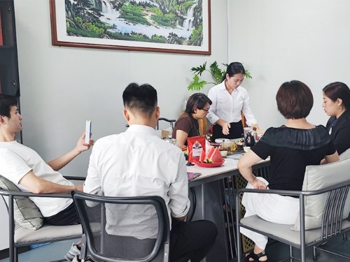 速盈娱乐喜迎郑总一行莅临，共商中秋礼盒定制