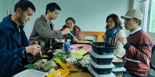 中国的浪漫是澳运来时迎客松 离别折柳送，速盈娱乐的浪漫是火锅