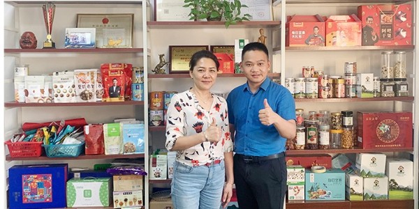 东莞宝安牛商会会长金总光临速盈娱乐坚果食品厂