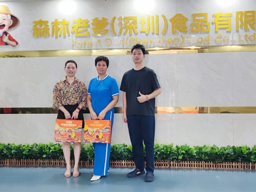 东莞庄姐光临速盈娱乐，洽谈坚果礼盒定制
