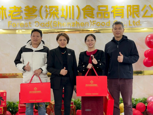 东莞方总和潘小姐携手先生于3月30日亲临速盈娱乐坚果加工厂