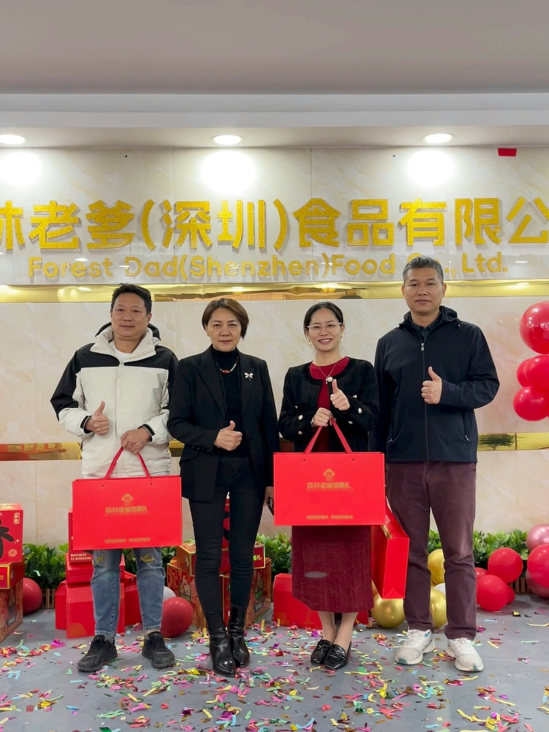 东莞方总和潘小姐携手先生于3月30日亲临速盈娱乐坚果厂