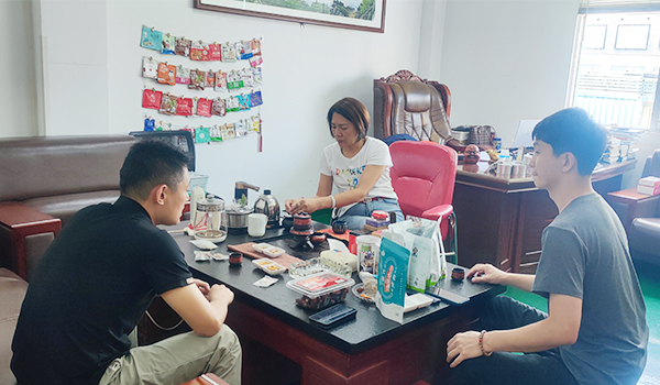 速盈娱乐坚果厂与东莞苏总洽谈干果贴牌代工