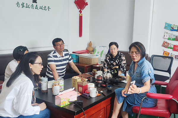 速盈娱乐坚果加工厂 跟东莞谢总一行人洽谈腰果代加工