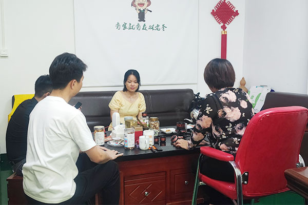 速盈娱乐坚果加工厂跟东莞陈总一行人洽谈每日坚果代加工