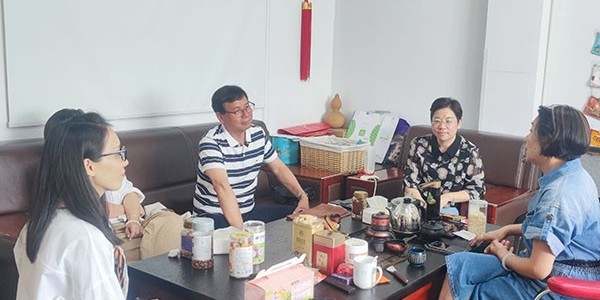 速盈娱乐坚果加工厂 跟东莞谢总一行人洽谈腰果代加工